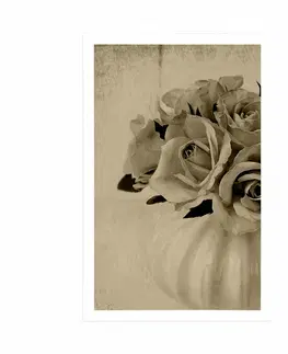 Černobílé Plakát růže ve váze v sépiovém provedení