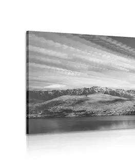 Černobílé obrazy Obraz zapadající slunce nad jezerem v černobílém provedení