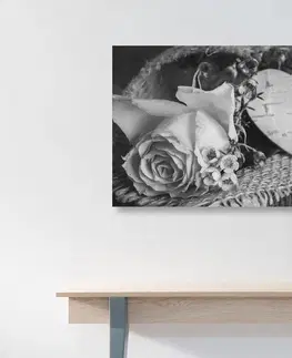 Černobílé obrazy Obraz růže a srdíčko v jutě v černobílém provedení