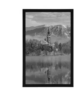 Černobílé Plakát kostel u jezera Bled ve Slovinsku v černobílém provedení