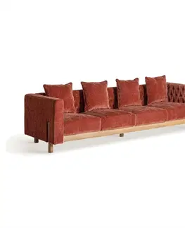 Luxusní a designové sedačky Estila Luxusní čalouněná čtyřmístná sedačka Lenny s prošíváním v cihlovo červené barvě s dřevěnými nožičkami v art deco stylu 267 cm