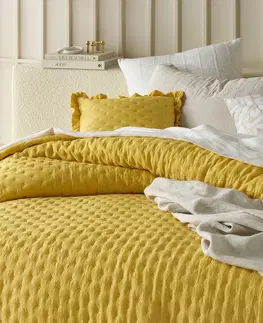 Jednobarevné přehozy na postel Moderní žlutý přehoz Molly s volánem 200 x 220 cm