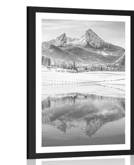 Černobílé Plakát s paspartou zasněžená krajina v Alpách v černobílém provedení