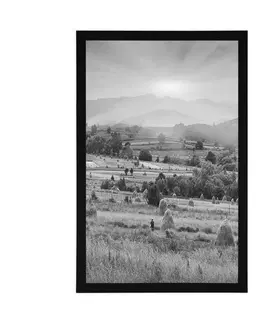Černobílé Plakát stohy sena v karpatských horách v černobílém provedení