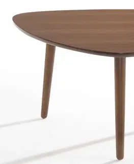 Designové a luxusní konferenční stolky Estila Skandinávský designový konferenční stolek Nordica Nogal v trojúhelníkovém tvaru ze dřeva v provedení ořech hnědý 85cm