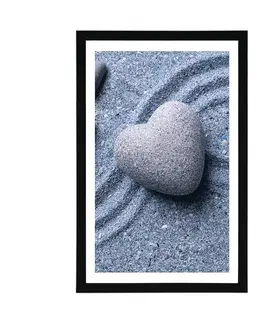 Zátiší Plakát s paspartou srdce z kamene na písčitém pozadí