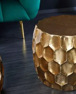 Luxusní a designové příruční stolky Estila Orientální zlatý příruční stolek Himare z kovové slitiny s reliéfním vzorem 55cm
