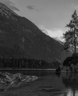 Černobílé obrazy Obraz černobílá horská krajina u jezera