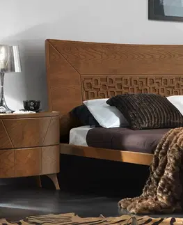 Luxusní a stylové postele Estila Masivní manželská postel Varietty z hnědého dřeva s obdélníkovým čelem s vyřezávaným dekorem na nožičkách 160x200cm