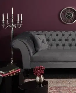 Luxusní a designové sedačky Estila Chesterfield stříbrně šedá sametová pohovka Contessa 230cm