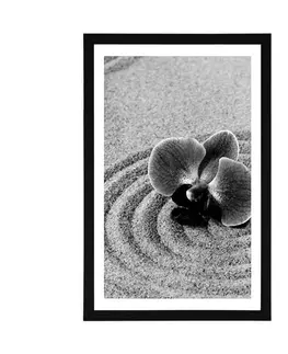 Černobílé Plakát s paspartou písčitá Zen zahrada s orchidejí v černobílém provedení