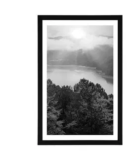 Černobílé Plakát s paspartou řeka uprostřed lesa v černobílém provedení