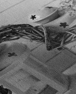 Černobílé obrazy Obraz proutěné srdce s lucerničky a šeříkem v černobílém provedení
