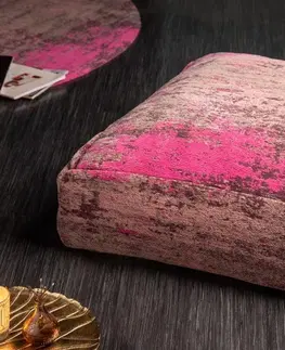 Stylové a luxusní taburety Estila Designový čtvercový podlahový polštář Prakka v růžovém čalounění 70cm