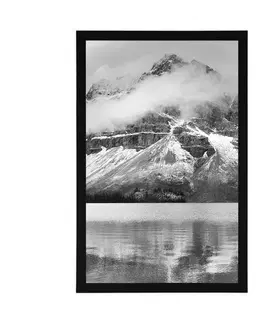 Černobílé Plakát jezero poblíž nádherné hory v černobílém provedení