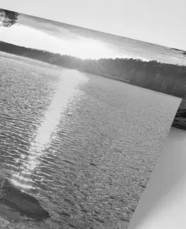 Samolepící tapety Samolepící fototapeta západ slunce nad jezerem v černobílém provedení