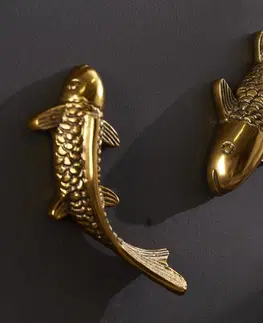 Různé luxusní dekorace a doplňky Estila Orientální set kovových nástěnných dekorací Amur zlaté barvy ve tvaru ryby Koi 28cm