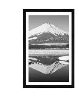 Příroda Plakát s paspartou japonská hora Fuji v černobílém provedení