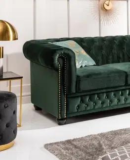 Luxusní a designové sedačky Estila Moderní třímístná chesterfield pohovka Holger se sametovým potahem smaragdové barvy 205cm