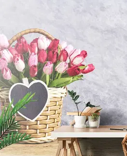 Samolepící tapety Samolepící fototapeta tulipány v dřevěném košíku