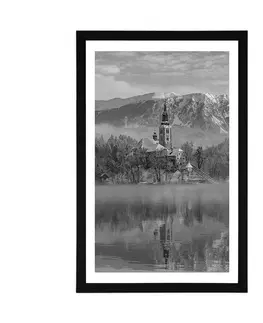 Příroda Plakát s paspartou kostel u jezera Bled ve Slovinsku v černobílém provedení