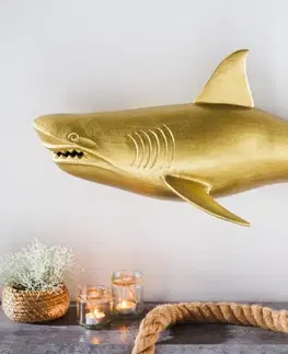 Různé Estila Designová kovová nástěnná dekorace žralok Perry ve zlaté barvě 105cm