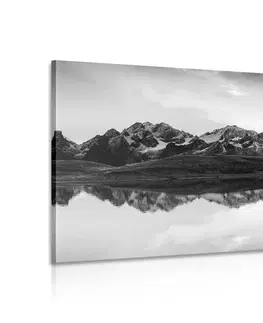 Černobílé obrazy Obraz oslnivý západ slunce nad horským jezerem v černobílém provedení