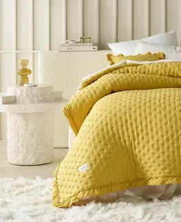 Jednobarevné přehozy na postel Moderní žlutý přehoz Molly s volánem 240 x 260 cm