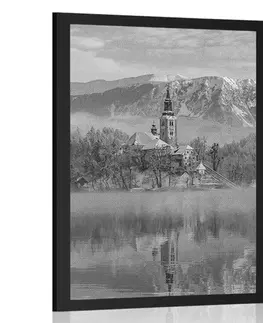 Černobílé Plakát kostel u jezera Bled ve Slovinsku v černobílém provedení