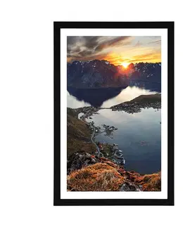 Příroda Plakát s paspartou okouzlující horské panorama se západem slunce