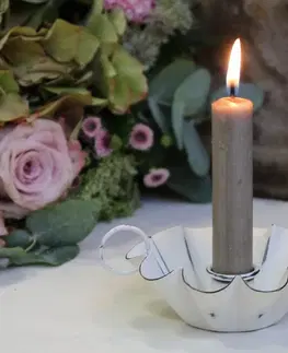 Svícny Bílý antik svícen na úzkou svíčku Flower - Ø 10*4cm Chic Antique 64010301 (64103-01)