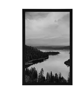 Příroda Plakát jezero při západu slunce v černobílém provedení