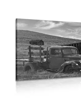Černobílé obrazy Obraz auto v malebné přírodě v černobílém provedení