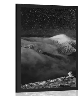 Černobílé Plakát hory pod noční oblohou v černobílém provedení