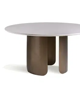Designové a luxusní jídelní stoly Estila Luxusní moderní kulatý jídelní stůl Petalos se třemi hnědými designovými nohama a bílou kamennou deskou 150 cm
