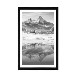 Černobílé Plakát s paspartou zasněžená krajina v Alpách v černobílém provedení
