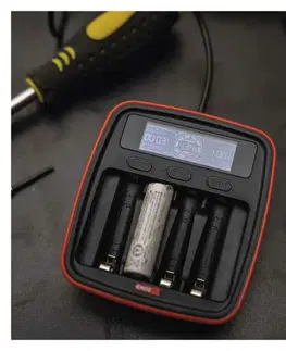 Inteligentní nabíječky EMOS Nabíječka baterií EMOS profi BCN-42D + 4AA 2700 N9341