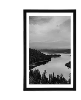 Černobílé Plakát s paspartou jezero při západu slunce v černobílém provedení