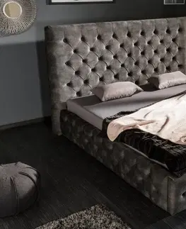Luxusní a stylové postele Estila Luxusní chesterfield manželská postel Kreon s tmavě šedým sametovým potahem as vysokým čelem 180x200cm