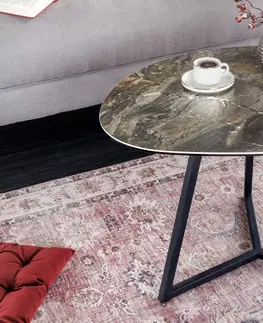 Designové a luxusní konferenční stolky Estila Moderní konferenční stolek Ceramia v zaobleném trojúhelníkovém tvaru s černě hnědou vrchní deskou s mramorovým designem 70 cm