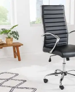 Luxusní nábytek do kanceláře Estila Moderní designové kancelářské křeslo Manolo s čalouněním v černé barvě a kovovou stříbrnou konstrukcí na kolečkách 117cm