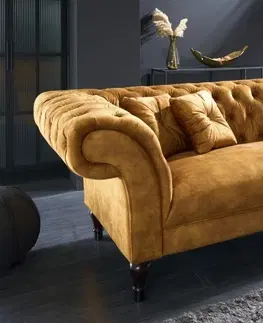 Luxusní a designové sedačky Estila Chesterfield sedačka Contessa se sametovým čalouněním v hořčicově žluté barvě s vyřezávanými dřevěnými nožičkami 225cm