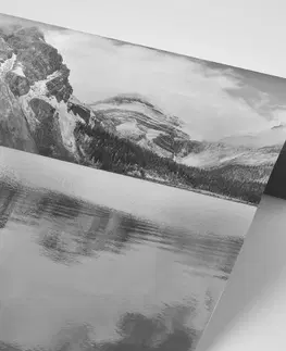 Černobílé tapety Fototapeta jezero poblíž hory v černobílém