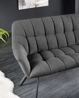 Stylové a luxusní lavice Estila Moderní čalouněná černá lavice Mariposa s opěrkou a dekorativním prošíváním se čtvercovým vzorem 165 cm
