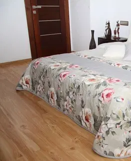 Luxusní přehozy na postel Smetanový přehoz na postel s motivem bílých a růžových růží