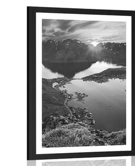 Černobílé Plakát s paspartou okouzlující horské panorama se západem slunce v černobílém provedení
