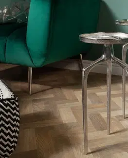 Luxusní a designové příruční stolky Estila Moderní set dvou kulatých příručních stolků Notion z kovu ve stříbrné barvě 59cm