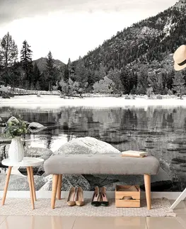 Samolepící tapety Samolepící fototapeta černobílé jezero obklopené přírodou