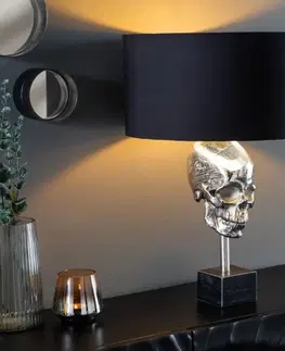 Designové a luxusní noční lampy do ložnice Estila Art deco stříbrná stolní lampa Uma s kovovou lebkou, černým kulatým stínítkem a mramorovou podstavou 56cm