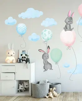 Zvířátka Modrá nálepka na zeď do dětského pokoje létající zajíci s balony 80 x 160 cm